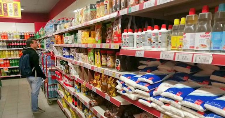 Precios congelados: el Gobierno decretó la rebaja de hasta un 50% de algunos alimentos