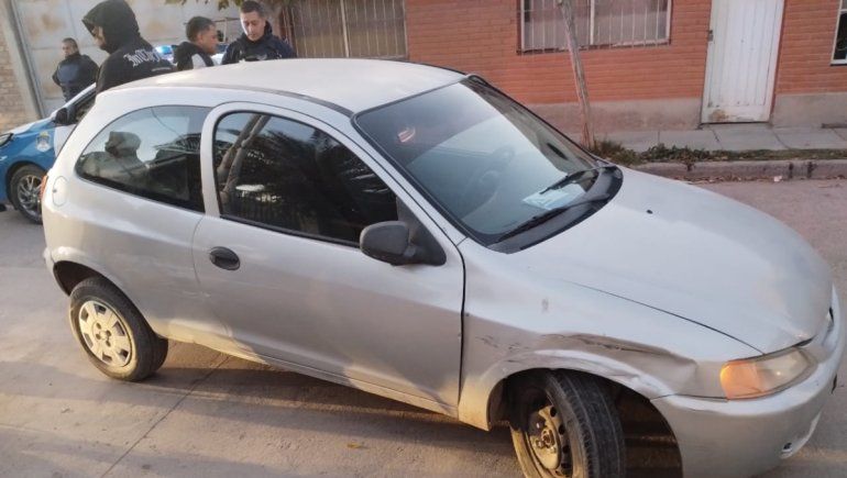 El auto que terminó chocando con otros en Centenario / Foto Prensa Policía