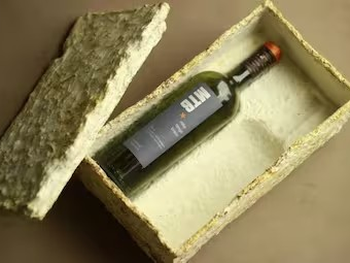 Los emprendedores confeccionaron un “biopackaging” de hongos y restos de poda para almacenar botellas de vino