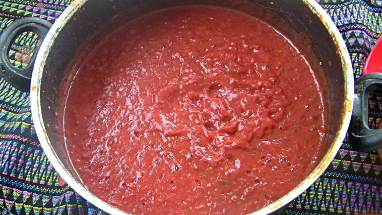 Santa Cruz: encontró media rata en un puré de tomates