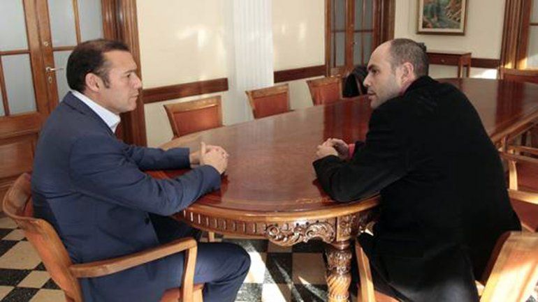 Omar Gutiérrez junto a al intendente de Centenario