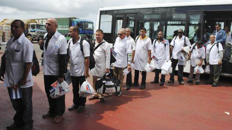 Médicos cubanos en el aeropuerto de Liberia: exportación de talento.