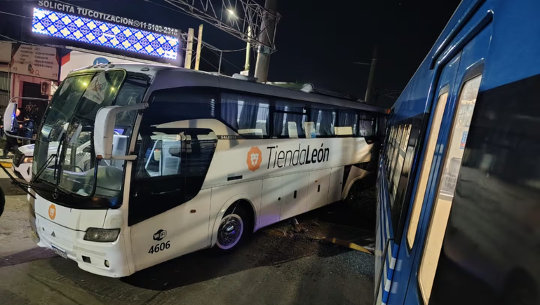 Un tren chocó contra un micro en Ezeiza y hay más de 10 heridos