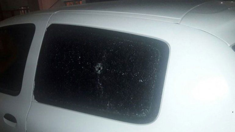 Peritos analizaron el rastro del proyectil que hirió al joven dentro del auto.