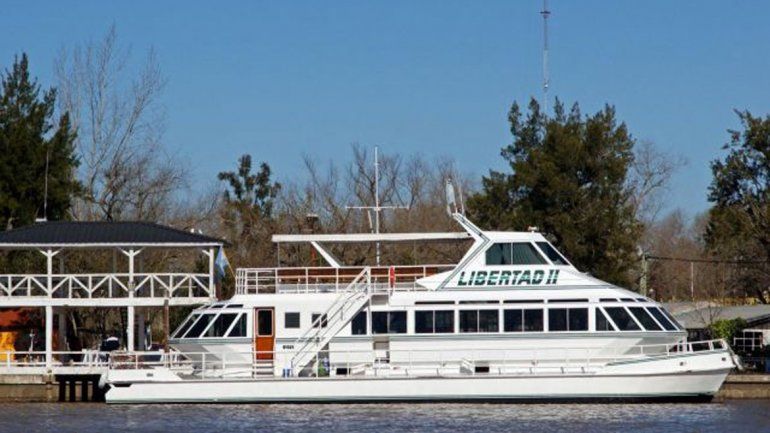 Estaba en una fiesta en un barco, cayó al río y desapareció
