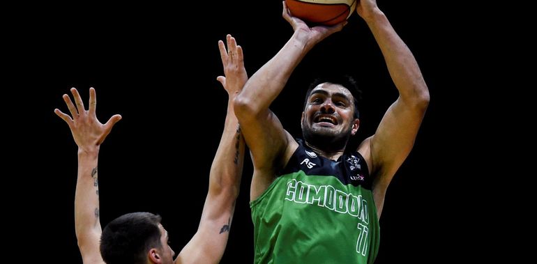 Diego Romero, ídolo del básquet de Comodoro Rivadavia. Dos gotas de agua. Diego Romero, ídolo del básquet de Comodoro Rivadavia. Dos gotas de agua.
