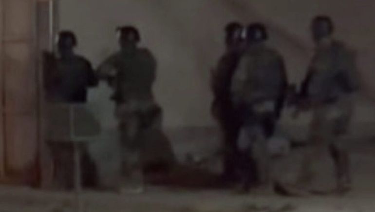 Trelew: se atrincheró y amenazó con matarse.