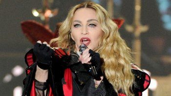 Madonna y una foto jugada con muletas en su cuenta en Instagram. Madonna y una foto jugada con muletas en su cuenta en Instagram.