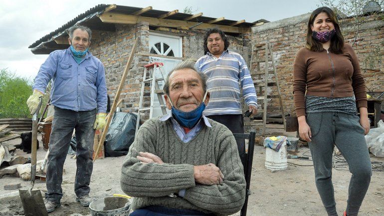 Olenario vivía entre chapas y un grupo de jóvenes le cambió la vida