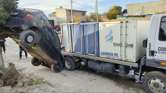 El insólito choque sucedió cuando una cuadrilla de Agua y Cloacas trabajaba en la helada mañana de este miércoles en Trelew, que congeló varias calles de la ciudad .