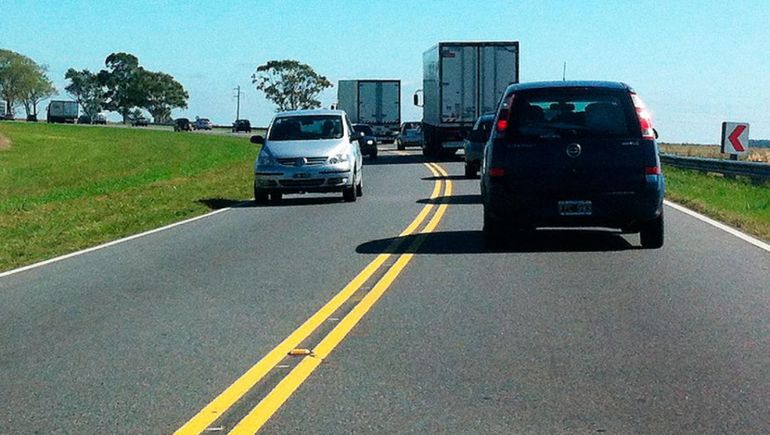 La doble línea amarilla marca la prohibición de pasar autos en la ruta.