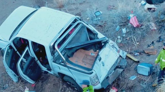 En la camioneta que desbarrancó iban cinco personas, dos de las cuales sufrieron heridas de consideración.&nbsp;