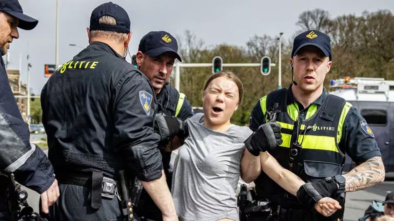 Detuvieron a la activista Greta Thunberg durante una protesta en La Haya
