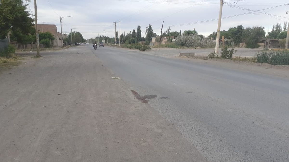 Una gran mancha de sangre quedó como huella del fatal hecho que le costó la vida al ciclista.&nbsp;