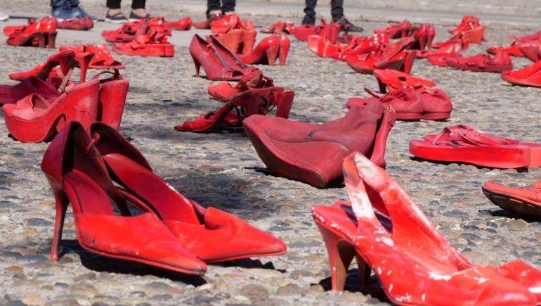 El #8M comenzó con intervenciones en plazas, el Concejo y la Legislatura