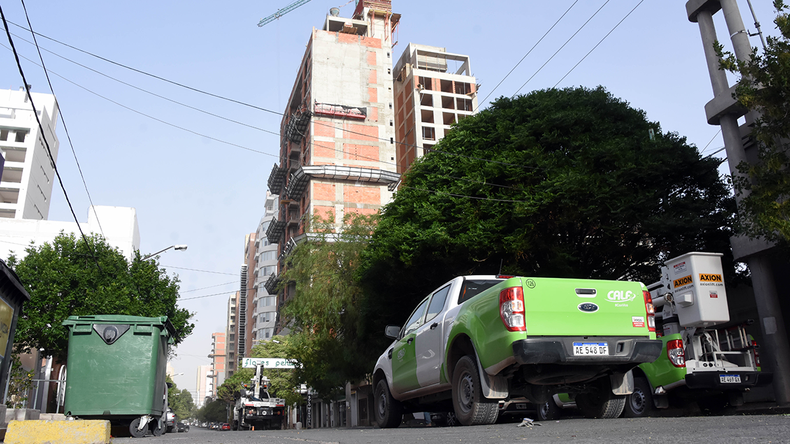 Una chapa voló y cortó un cable: apagón en el centro y centro oeste