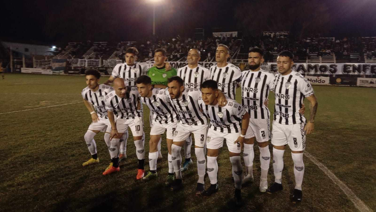 Cipolletti ganó en casa nuevamente y sube al podio de la zona A. Foto: Claudio Espinoza