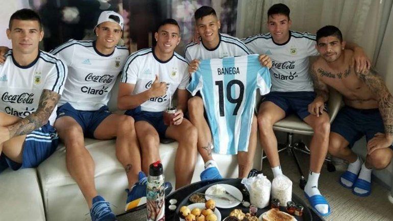 Los jugadores están relajados en la previa del partido.