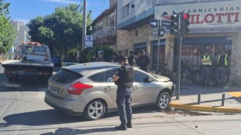 ¿Estaba borracho? Chocó contra un poste, abandonó el auto y se negó al test de alcoholemia