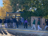 Los alumnos comenzaron a salir de sus aulas en forma ordenada y siguiendo a sus tutores hasta el punto de encuentro.