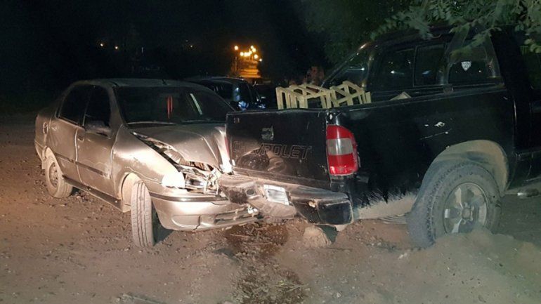 Borracho destrozó su auto al chocar a una camioneta