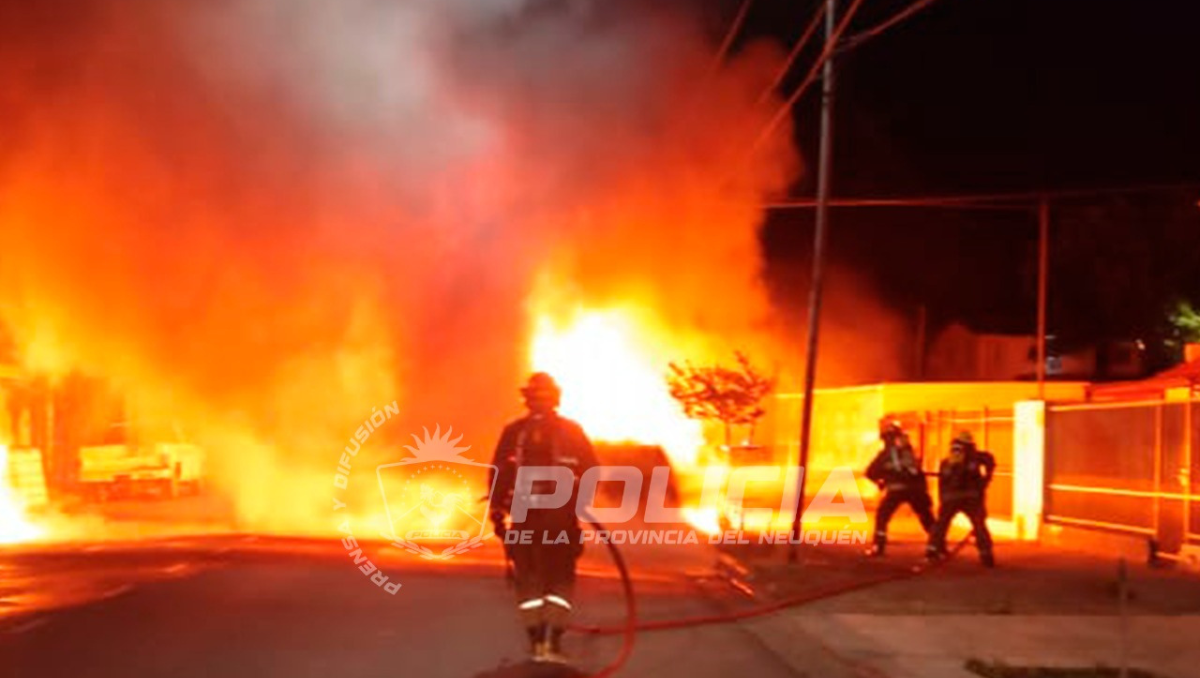 Voraz incendio de dos camiones y una camioneta en medio de la calle