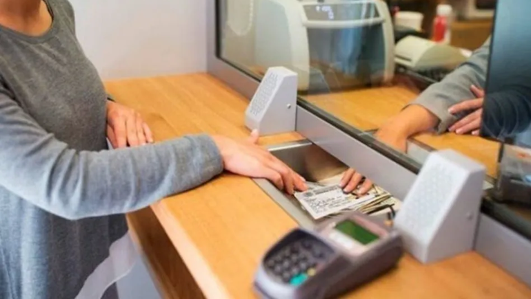 Aunque los bancos no abrirán sus puertas, las operaciones digitales y los cajeros automáticos seguirán funcionando con normalidad. Aunque los bancos no abrirán sus puertas, las operaciones digitales y los cajeros automáticos seguirán funcionando con normalidad.
