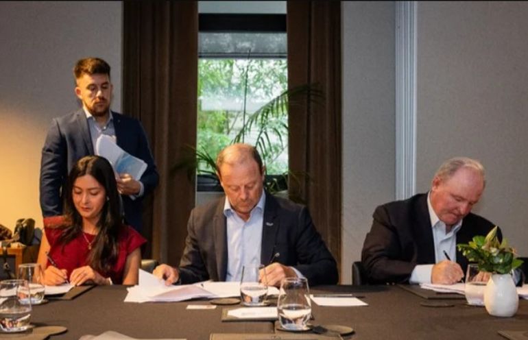 Representantes de las dos compañías firmaron un acuerdo para desarrollar el hotel 5 estrellas en Ushuaia. Representantes de las dos compañías firmaron un acuerdo para desarrollar el hotel 5 estrellas en Ushuaia. 