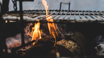 El dilema de los parrilleros: ¿el asado es mejor con carbón o leña? Las diferencias para tomar la decisión correcta El dilema de los parrilleros: ¿el asado es mejor con carbón o leña? Las diferencias para tomar la decisión correcta