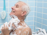 Cada cuánto debe bañarse una persona mayor de 65 años y por qué, según la ciencia