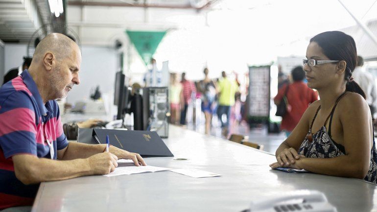 Un voluntario del servicio Escribe Cartas