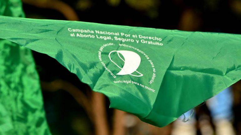 Atacaron a tres personas en Catriel por llevar el pañuelo del aborto legal
