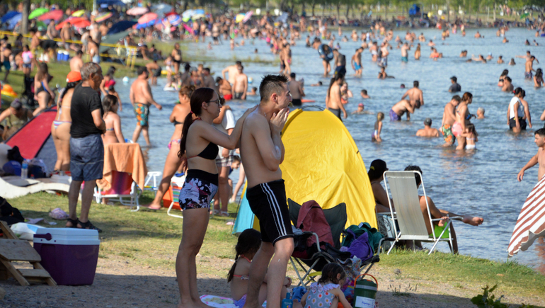 El termómetro neuquino marcó 41°C y explotó el Paseo de la Costa