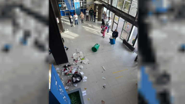 El hall central de la sede de Comodoro Rivadavia de la Universidad de la Patagonia