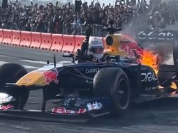 El monoplaza del expiloto de Fórmula 1, Yuki Tsunoda, se incendió durante una exhibición. El monoplaza del expiloto de Fórmula 1, Yuki Tsunoda, se incendió durante una exhibición.