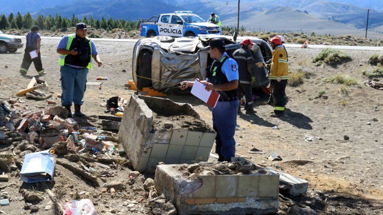 El conductor del auto perdió el control luego de morder la banquina y tras varios tumbos chocó contra un monolito de Ceferino