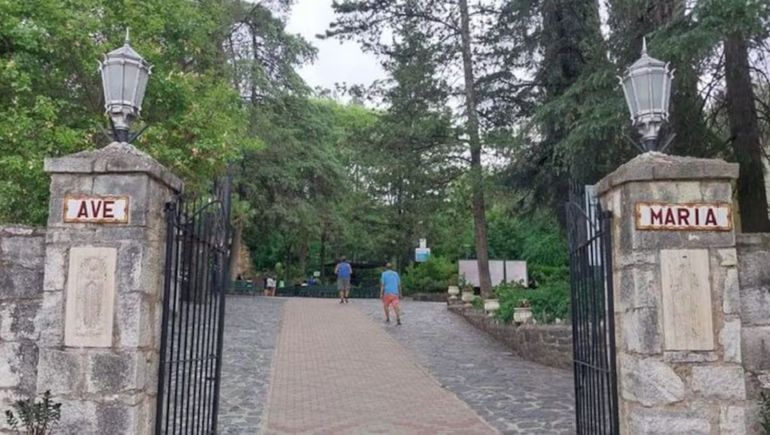 La familia visitaba el santuario de Lourdes cuando ocurrió el robo que dejó sin el dinero del tratamiento a su hija. La familia visitaba el santuario de Lourdes cuando ocurrió el robo que dejó sin el dinero del tratamiento a su hija.