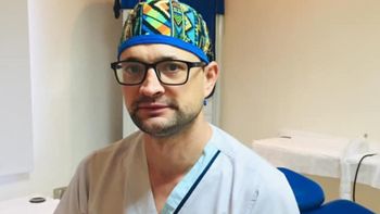 Fernando Bovcon, ex director del Hospital de Trelew, cayó desde unos 8 metros de altura y sufrió fractura de cráneo y también en piernas y brazos. Fernando Bovcon, ex director del Hospital de Trelew, cayó desde unos 8 metros de altura y sufrió fractura de cráneo y también en piernas y brazos.