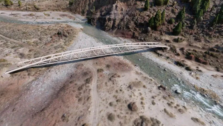 La esperada pasarela peatonal sobre el río Cuyín Manzano