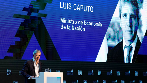 Caputo en la Expo EFI dijo que van a abundar los dólares.