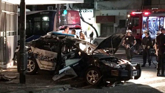 Un colectivo embistió un patrullero y murió un policía