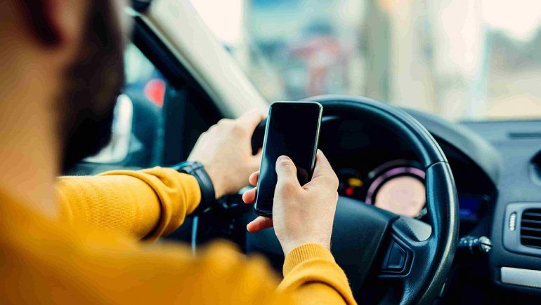 El celular es el mayor peligro al volante, según los neuquinos