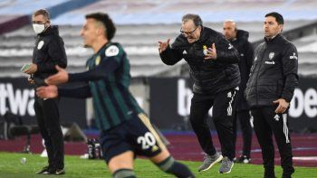 el insolito gol que le anularon al leeds de bielsa en otra derrota el insolito gol que le anularon al leeds de bielsa en otra derrota