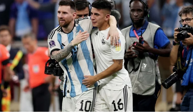 Lionel Messi y Almada son compañeros en la Selección Argentina hace un año.