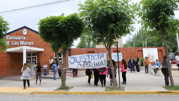 Los vecinos se manifestaron frente a la comisaría de barrio Los Álamos en Plottier / Foto Los vecinos se manifestaron frente a la comisaría de barrio Los Álamos en Plottier / Foto