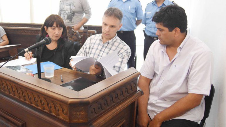 El policía (derecha) escuchó la acusación acompañado de su defensor.