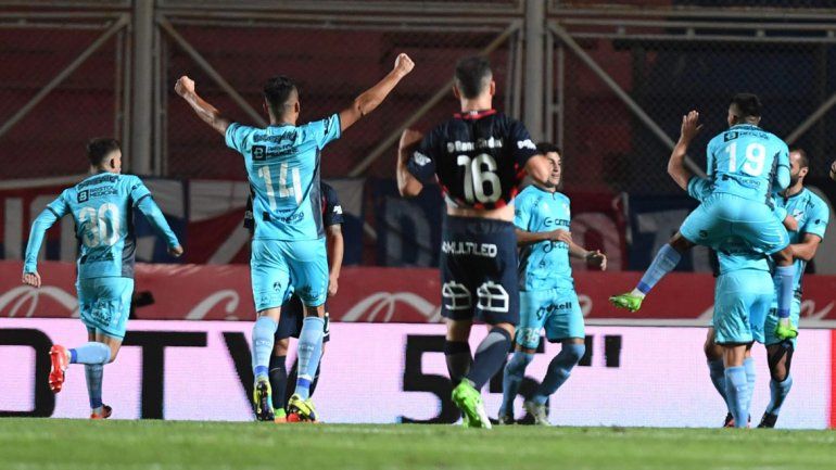 El festejo de los jugadores de Temperley y la decepción de Conechny. San Lorenzo