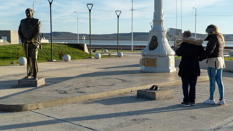 CFK, otra vez en el blanco: vandalizaron y derribaron una estatua en su honor