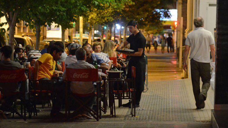 El alcohol cero se siente en  la mesa de los restaurantes