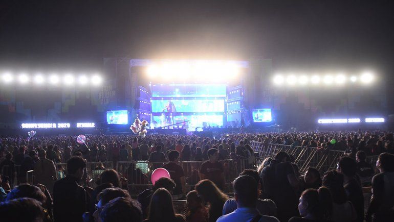 Fiesta de la Confluencia: Duki suspendió su show luego de que le tiraran un piedrazo